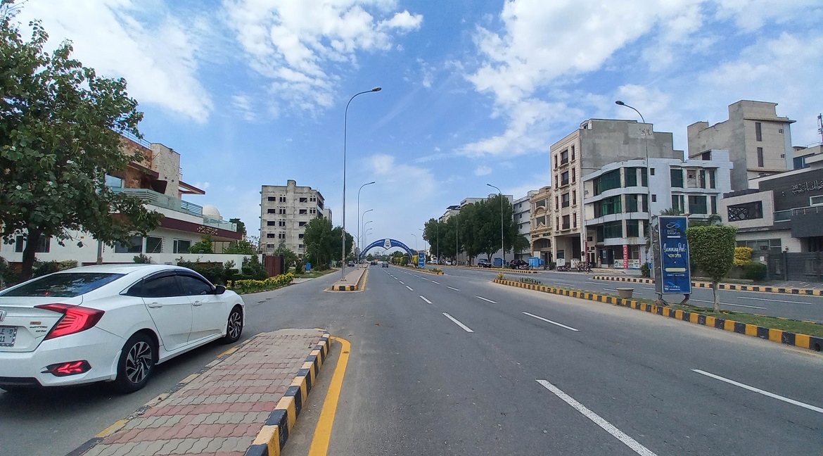 Commercial Plaza For Rent in Phase 8 DHA
